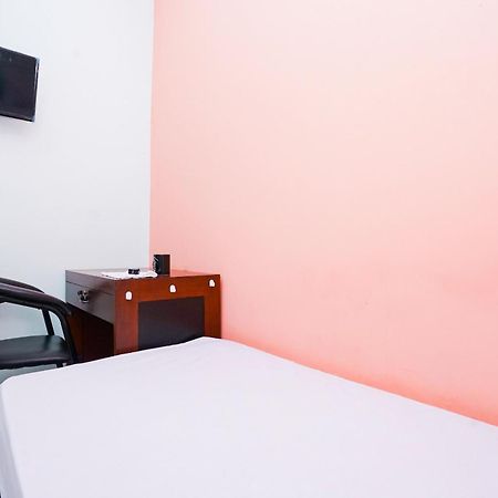 OYO Life 2309 Kost Si Mbok Vivi Hotell Surabaya Eksteriør bilde