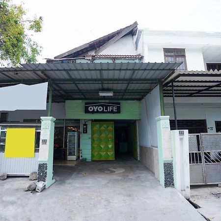 OYO Life 2309 Kost Si Mbok Vivi Hotell Surabaya Eksteriør bilde