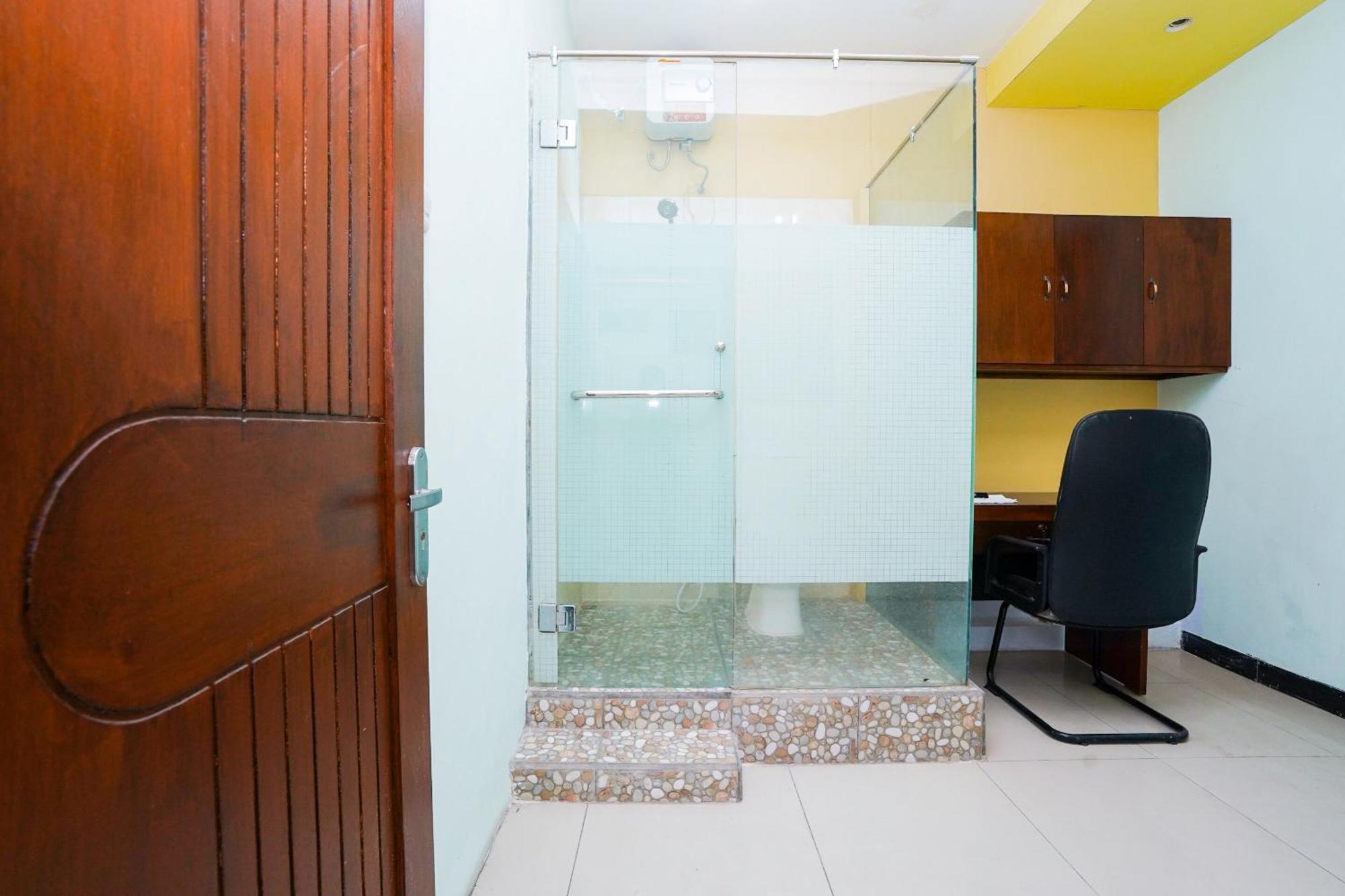 OYO Life 2309 Kost Si Mbok Vivi Hotell Surabaya Eksteriør bilde