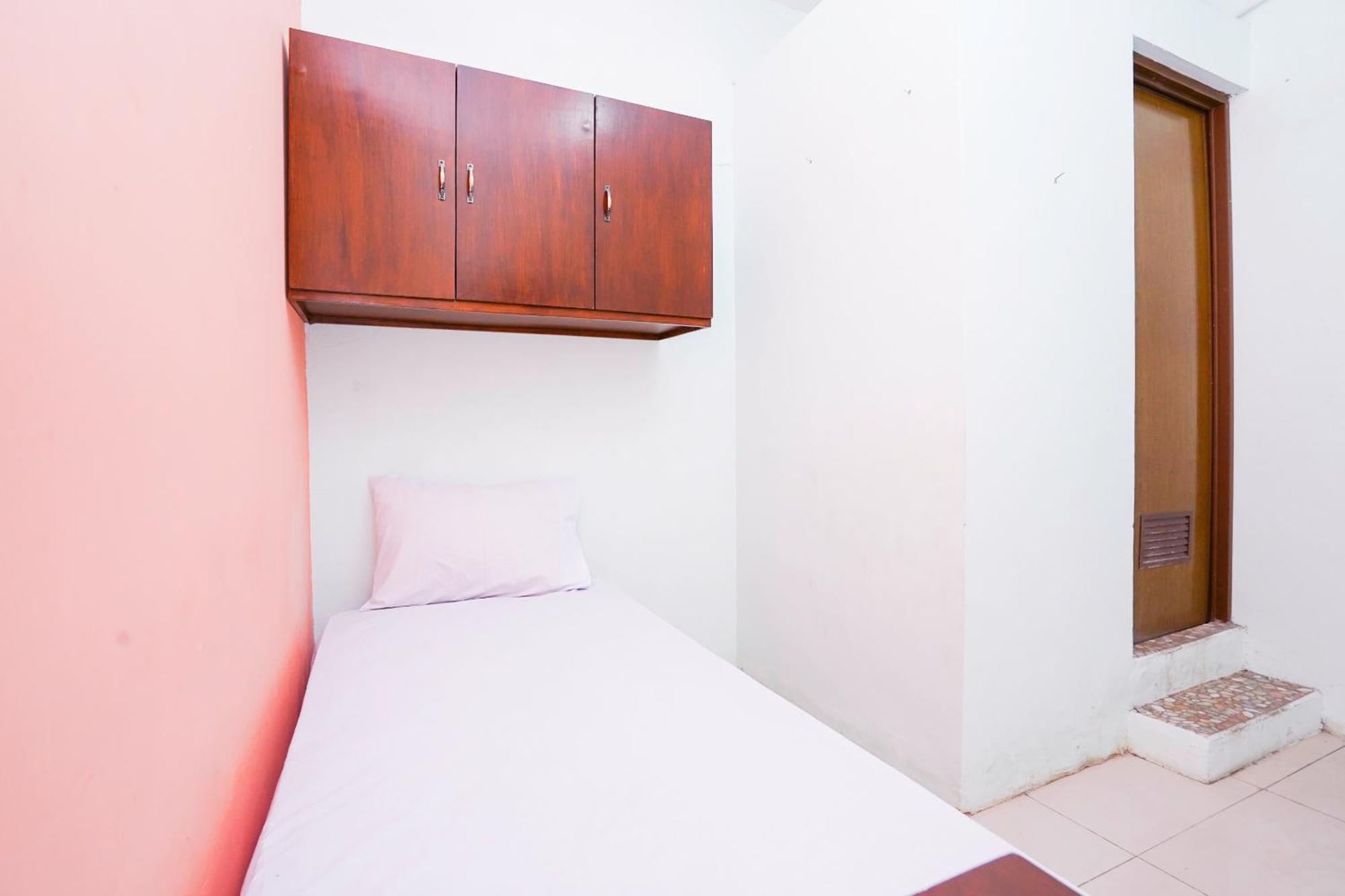OYO Life 2309 Kost Si Mbok Vivi Hotell Surabaya Eksteriør bilde