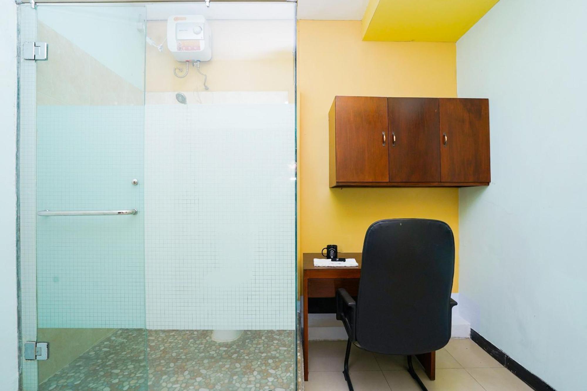 OYO Life 2309 Kost Si Mbok Vivi Hotell Surabaya Eksteriør bilde