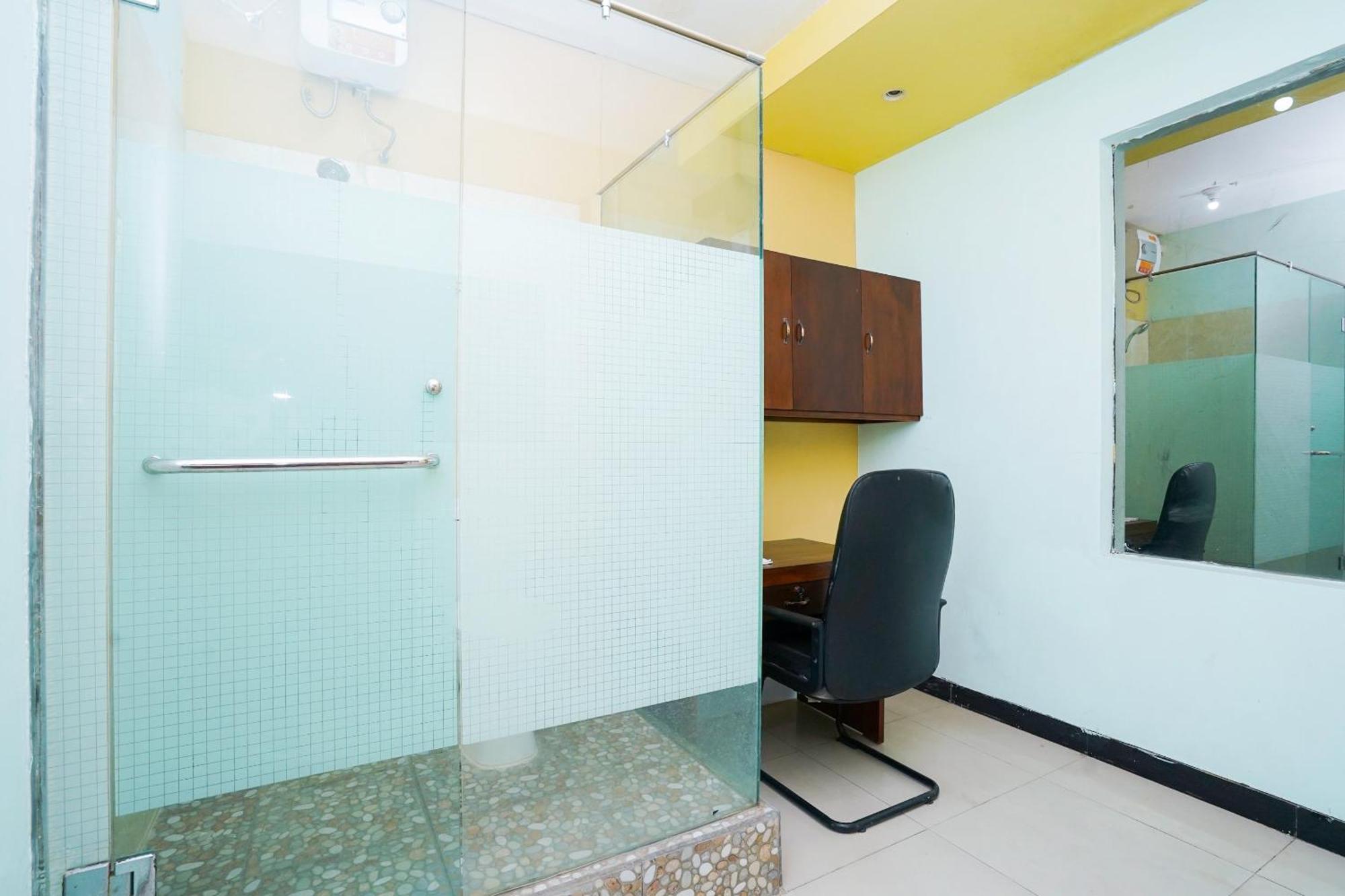 OYO Life 2309 Kost Si Mbok Vivi Hotell Surabaya Eksteriør bilde