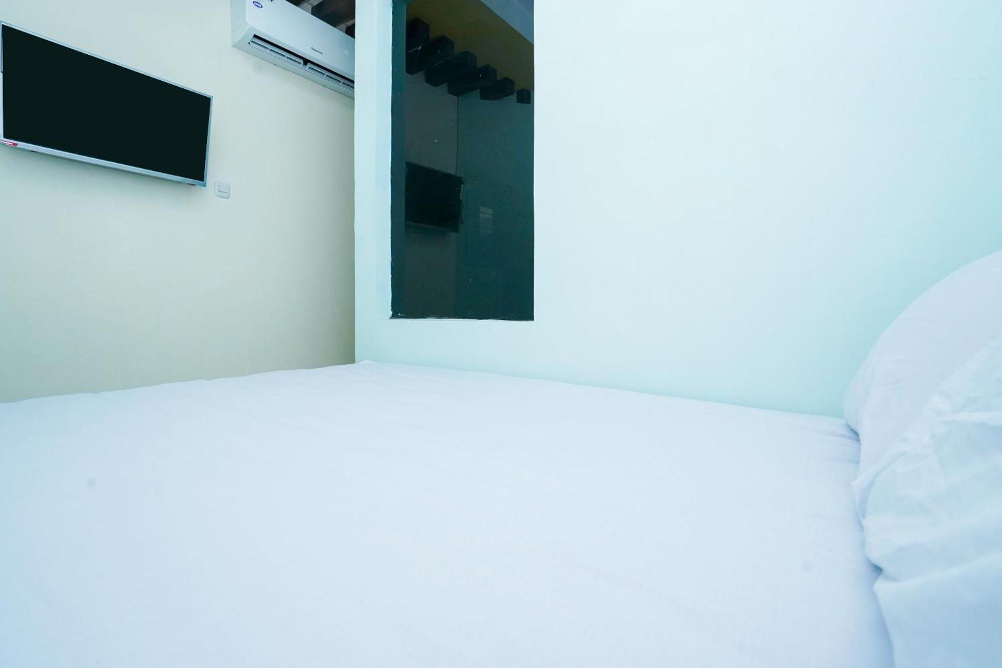 OYO Life 2309 Kost Si Mbok Vivi Hotell Surabaya Eksteriør bilde