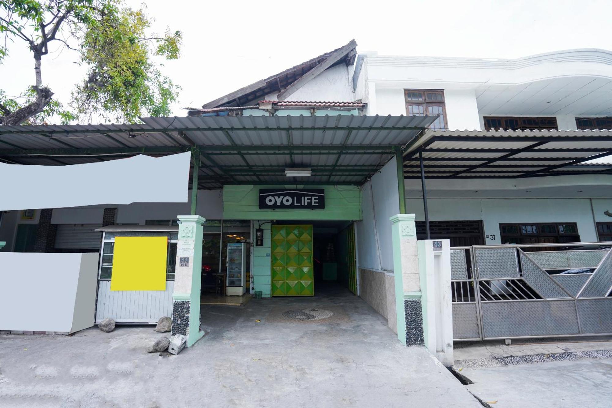OYO Life 2309 Kost Si Mbok Vivi Hotell Surabaya Eksteriør bilde