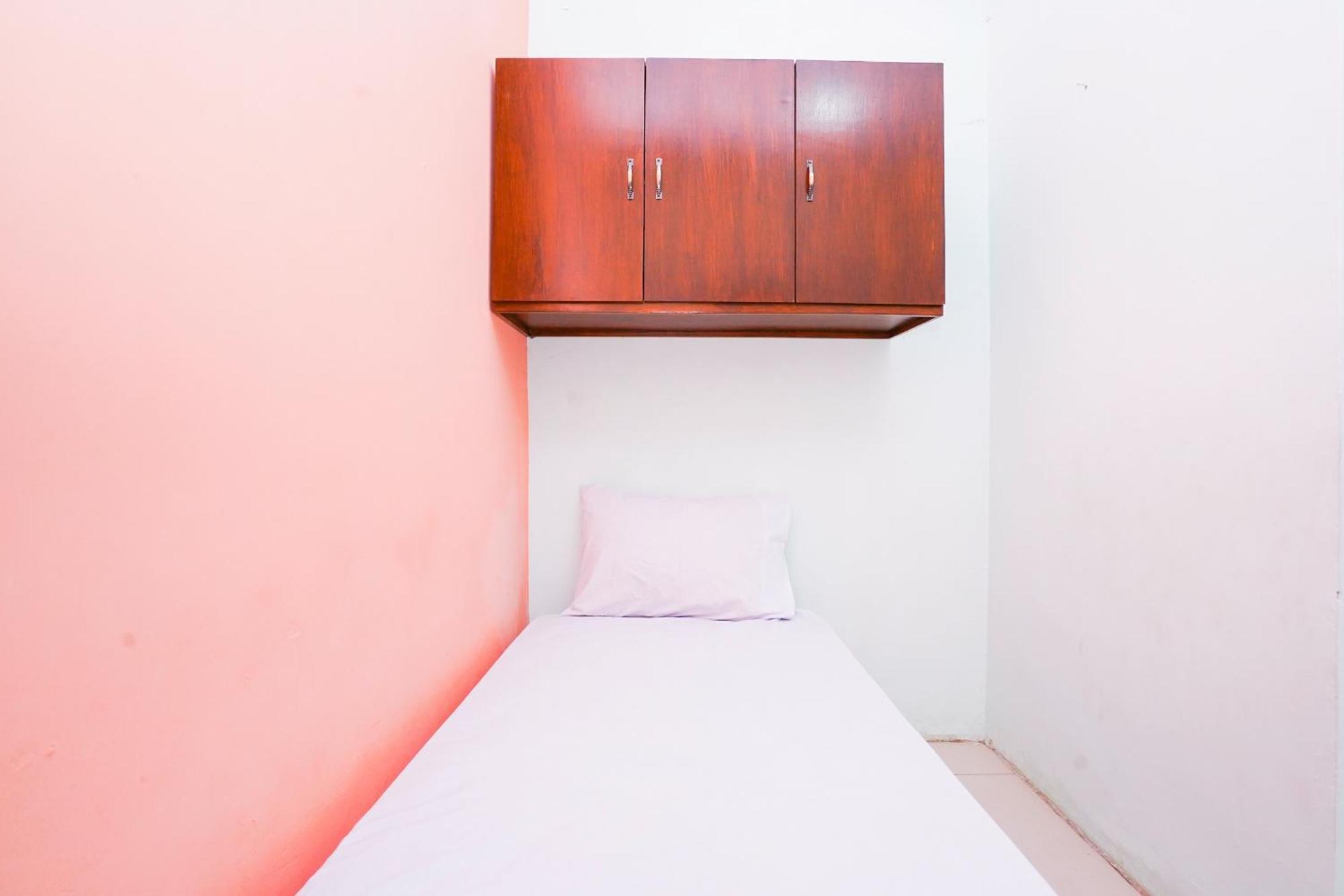 OYO Life 2309 Kost Si Mbok Vivi Hotell Surabaya Eksteriør bilde