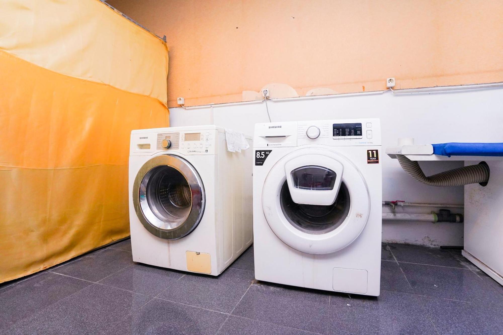 OYO Life 2309 Kost Si Mbok Vivi Hotell Surabaya Eksteriør bilde