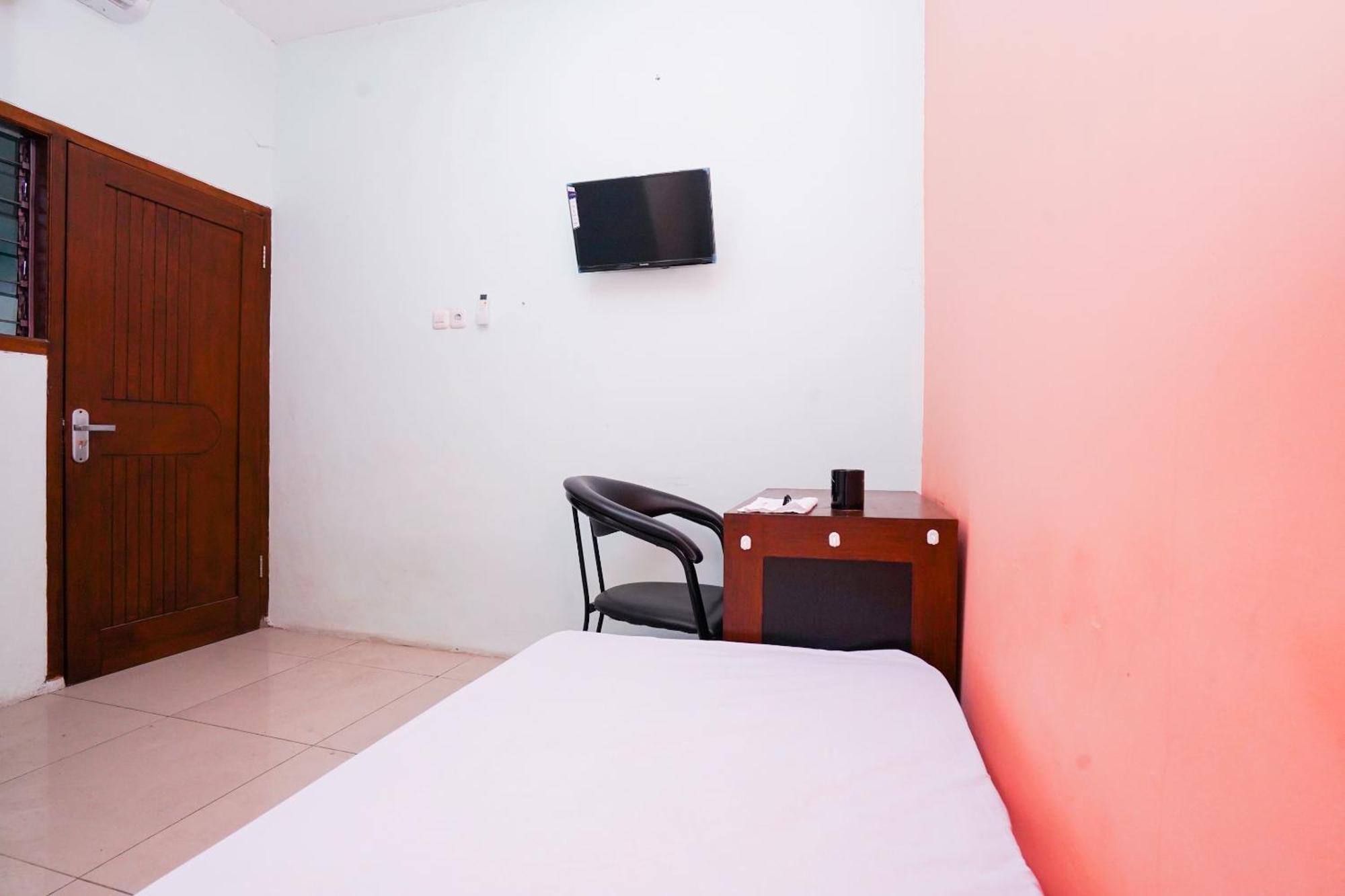 OYO Life 2309 Kost Si Mbok Vivi Hotell Surabaya Eksteriør bilde