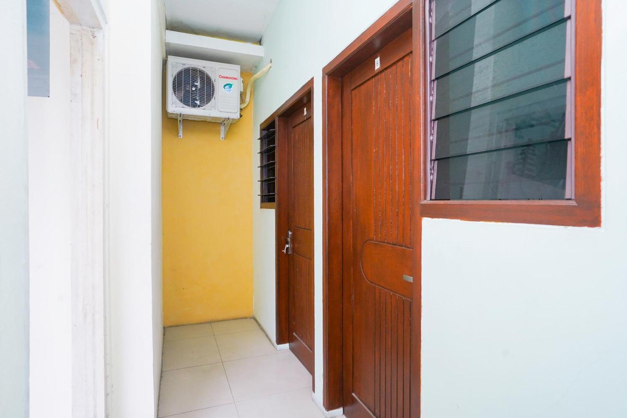 OYO Life 2309 Kost Si Mbok Vivi Hotell Surabaya Eksteriør bilde