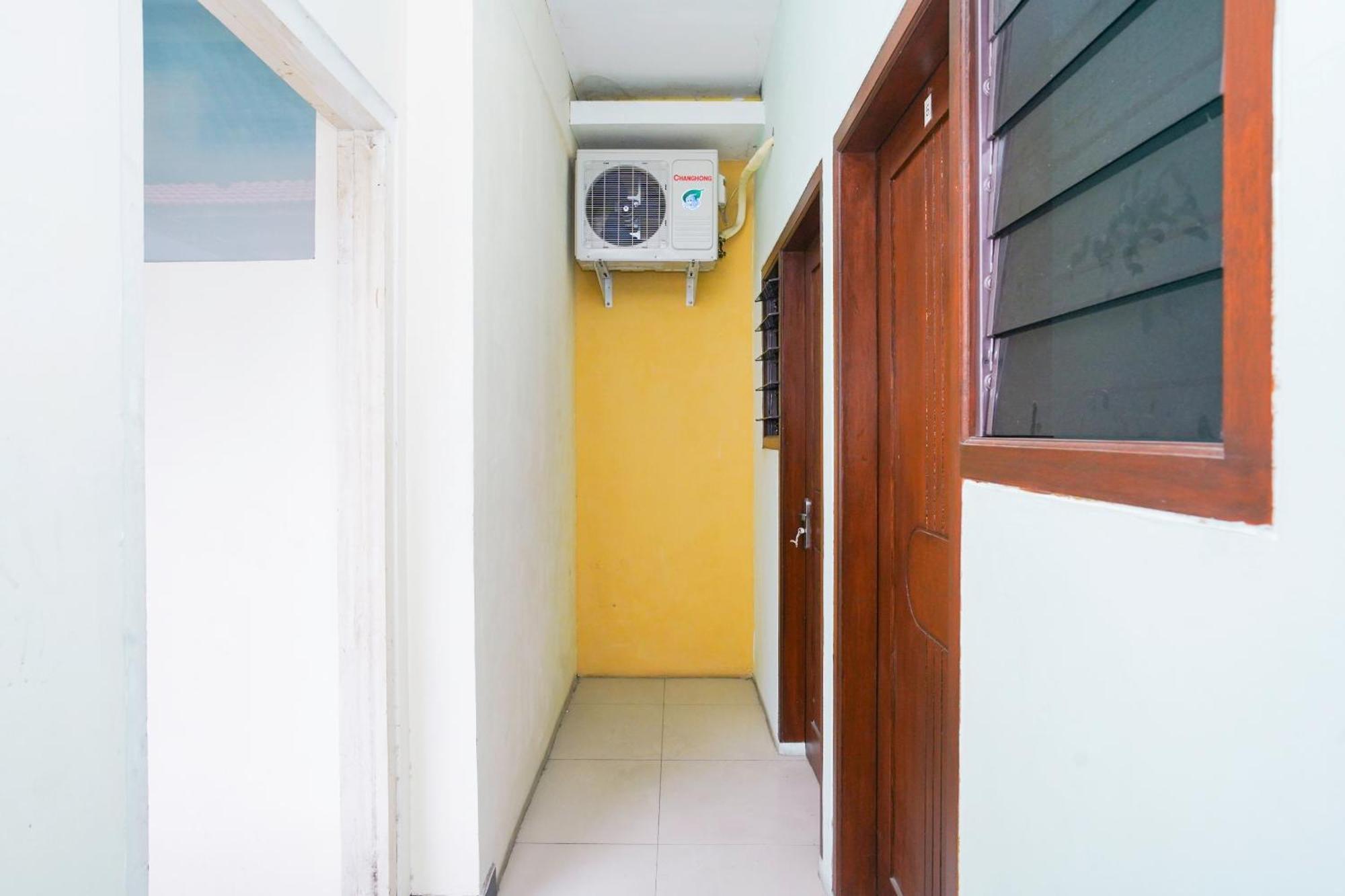 OYO Life 2309 Kost Si Mbok Vivi Hotell Surabaya Eksteriør bilde