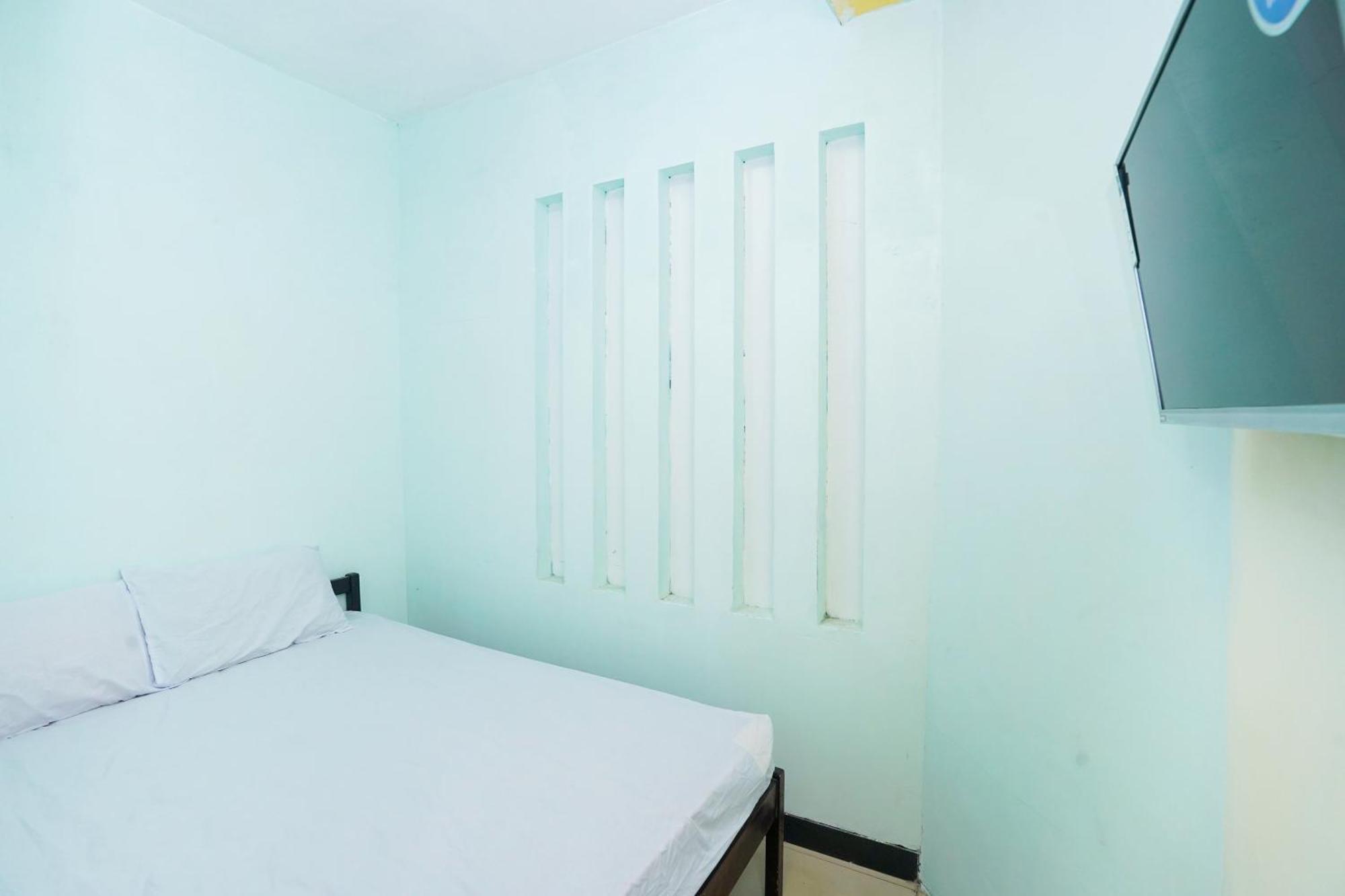 OYO Life 2309 Kost Si Mbok Vivi Hotell Surabaya Eksteriør bilde