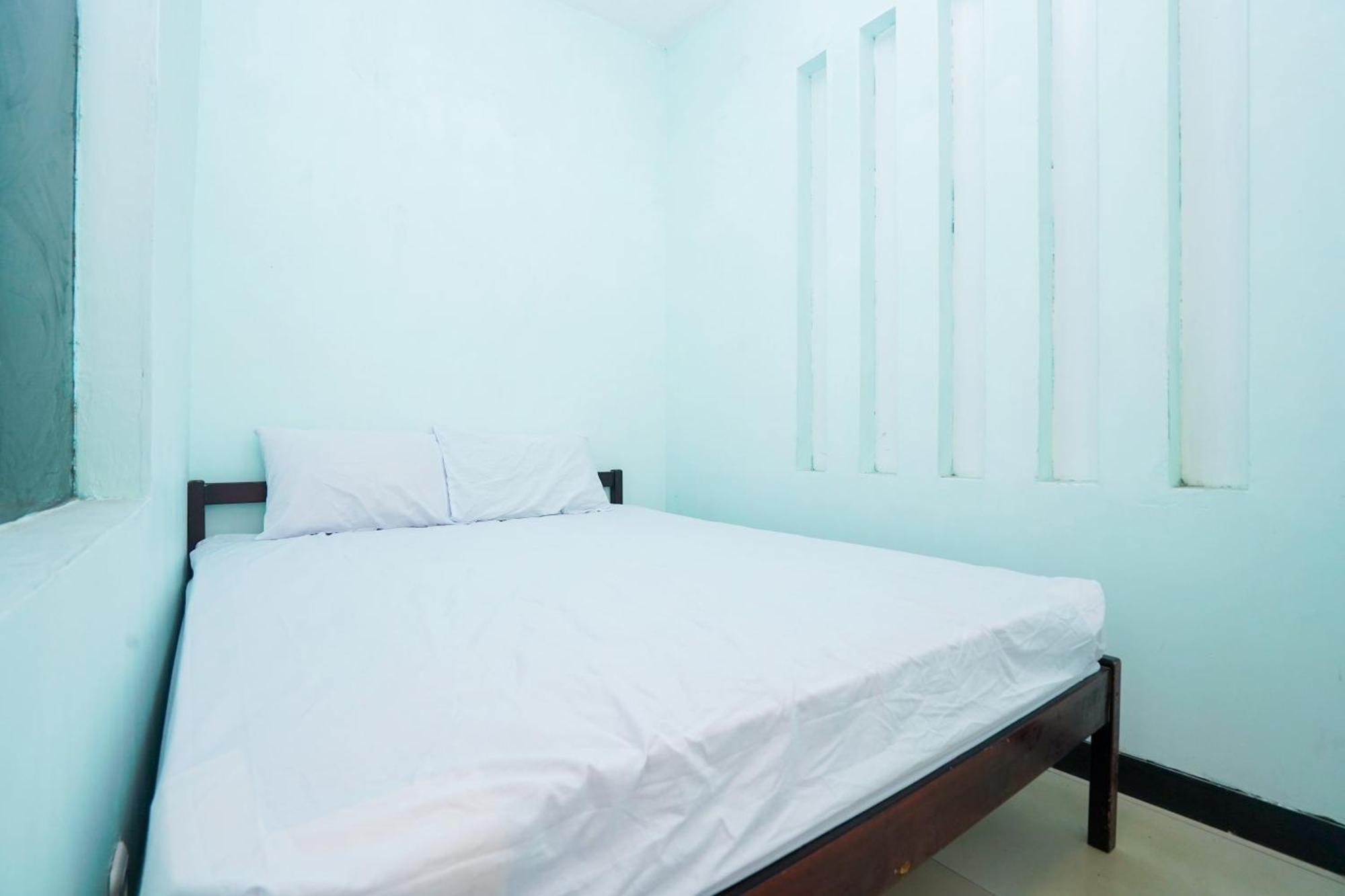 OYO Life 2309 Kost Si Mbok Vivi Hotell Surabaya Eksteriør bilde