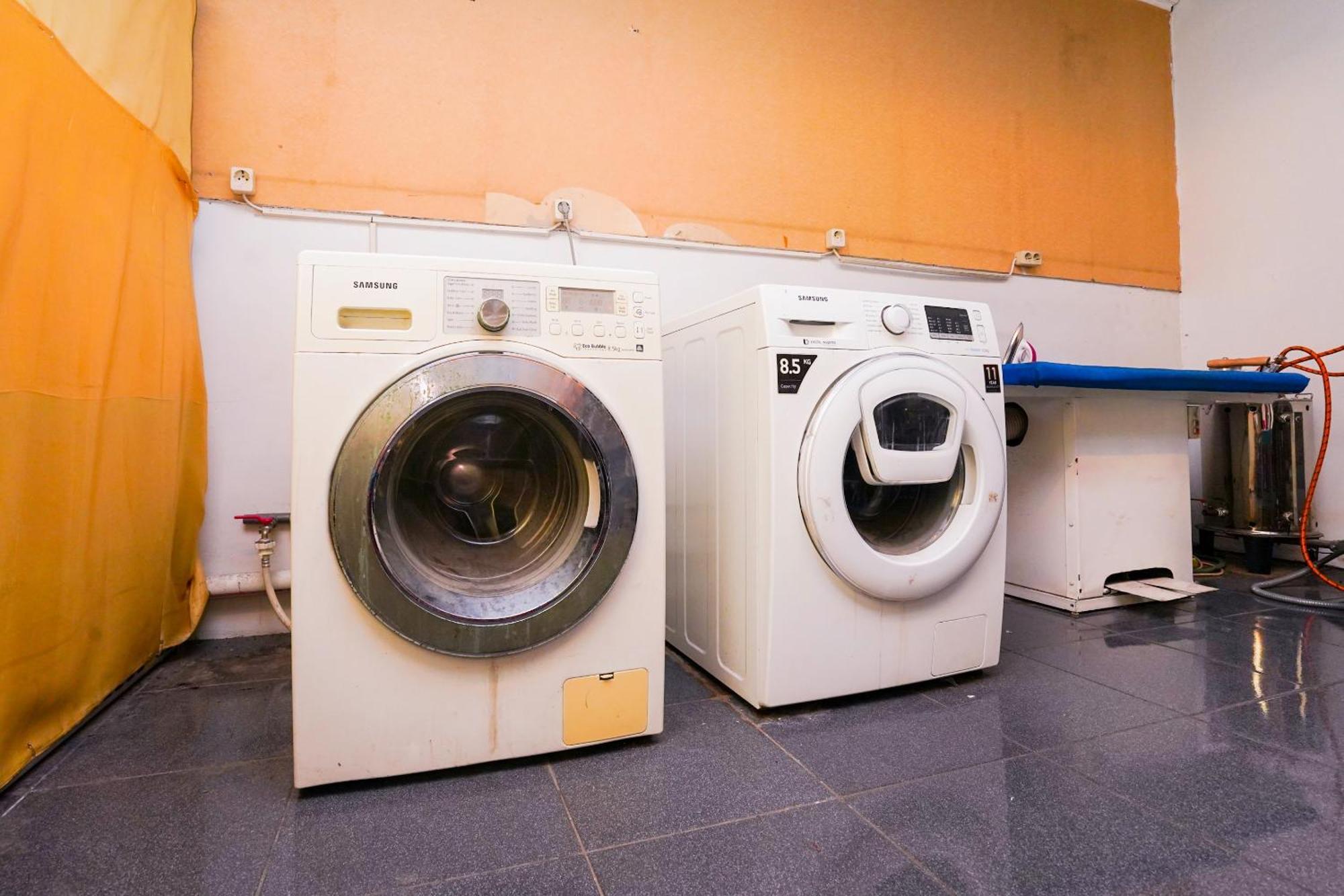 OYO Life 2309 Kost Si Mbok Vivi Hotell Surabaya Eksteriør bilde