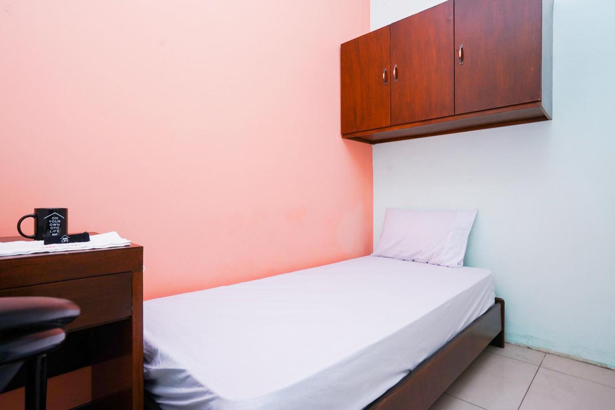 OYO Life 2309 Kost Si Mbok Vivi Hotell Surabaya Eksteriør bilde