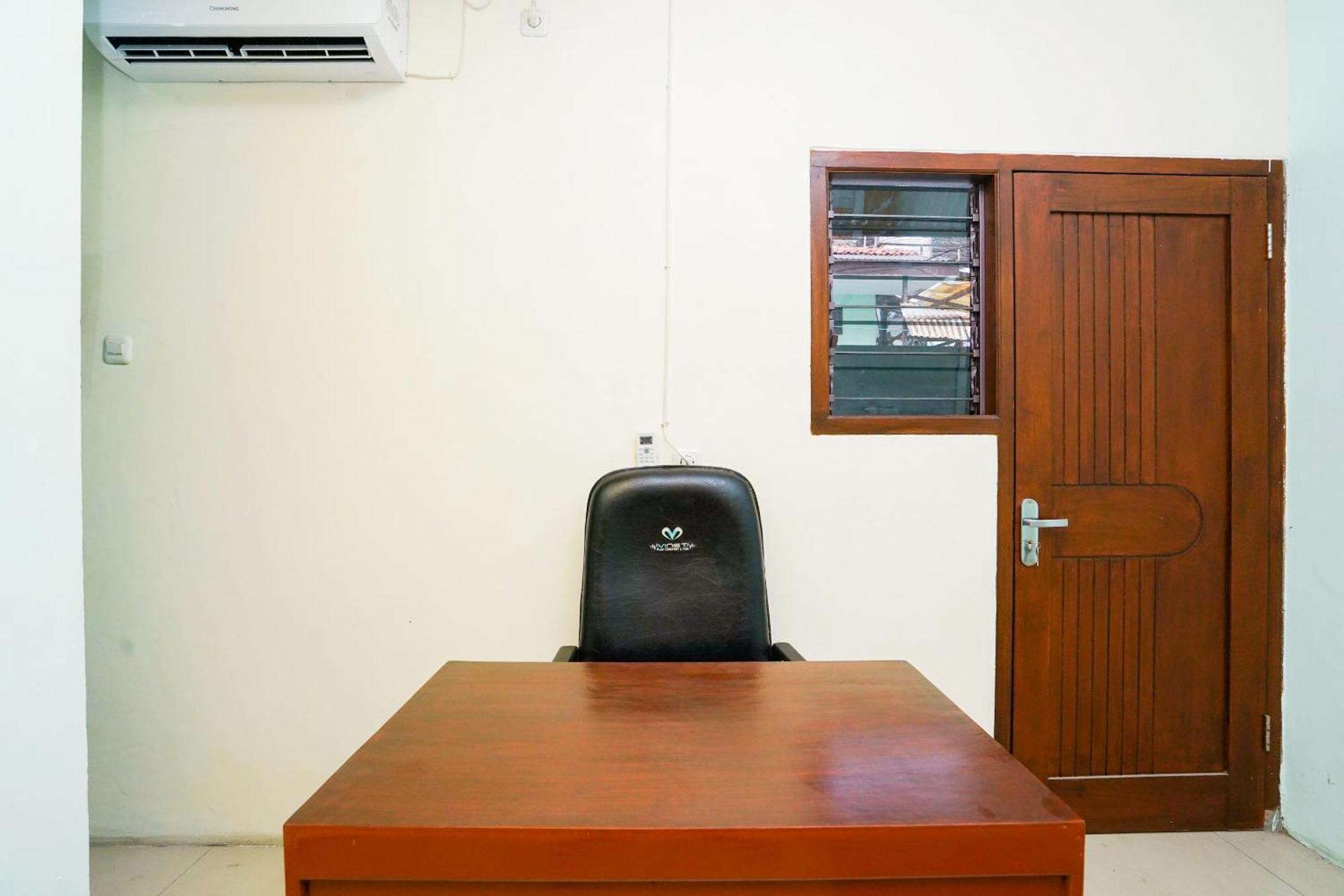 OYO Life 2309 Kost Si Mbok Vivi Hotell Surabaya Eksteriør bilde