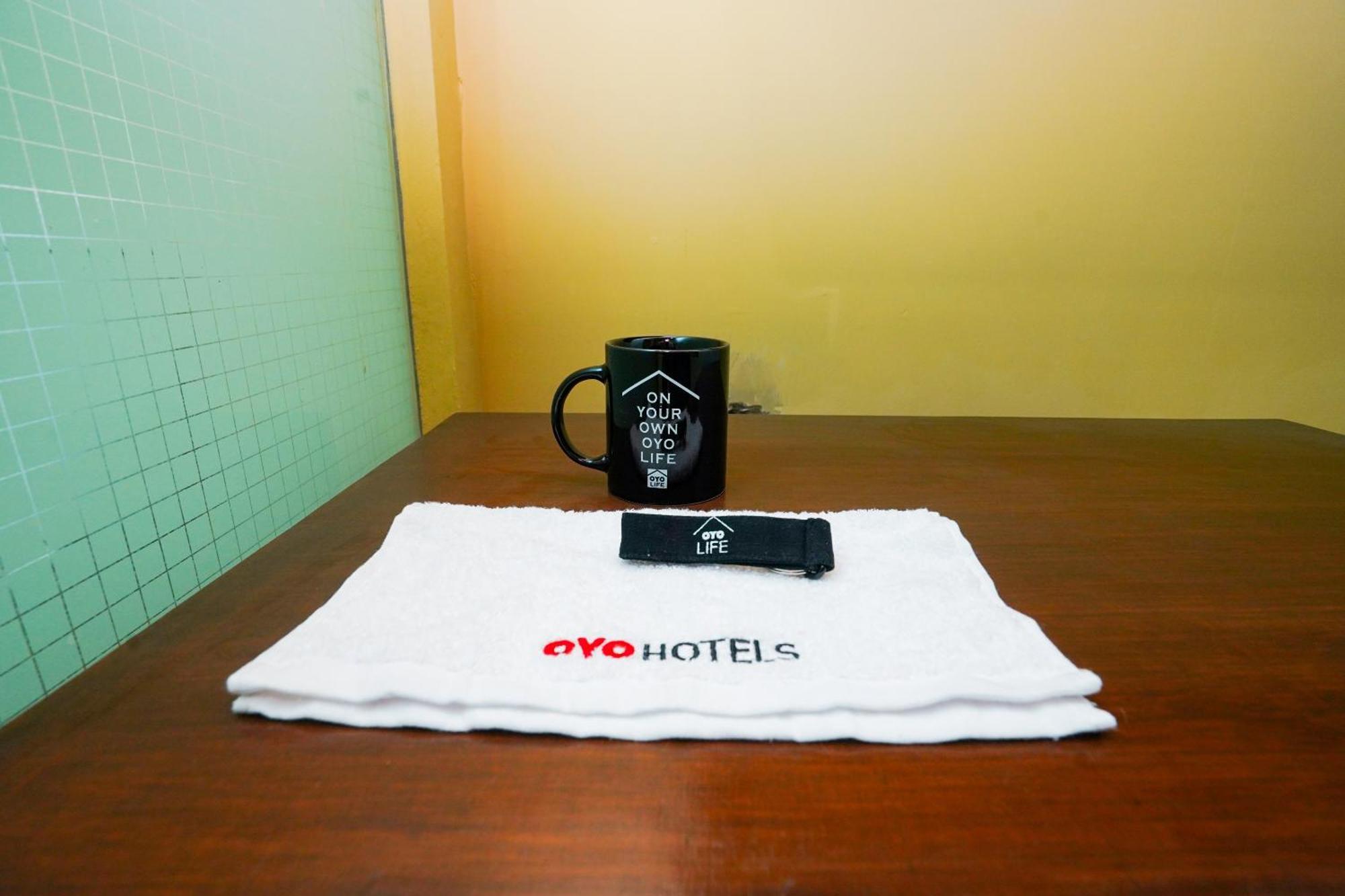 OYO Life 2309 Kost Si Mbok Vivi Hotell Surabaya Eksteriør bilde