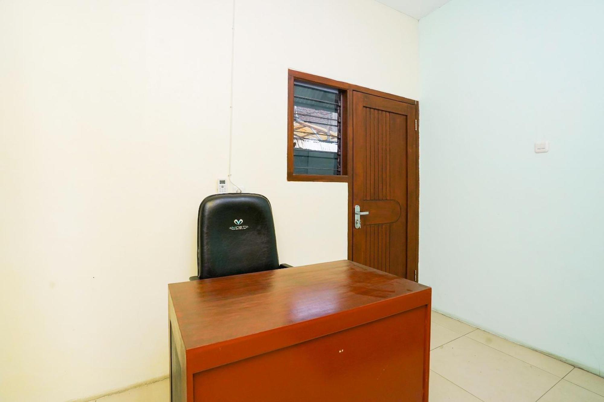OYO Life 2309 Kost Si Mbok Vivi Hotell Surabaya Eksteriør bilde