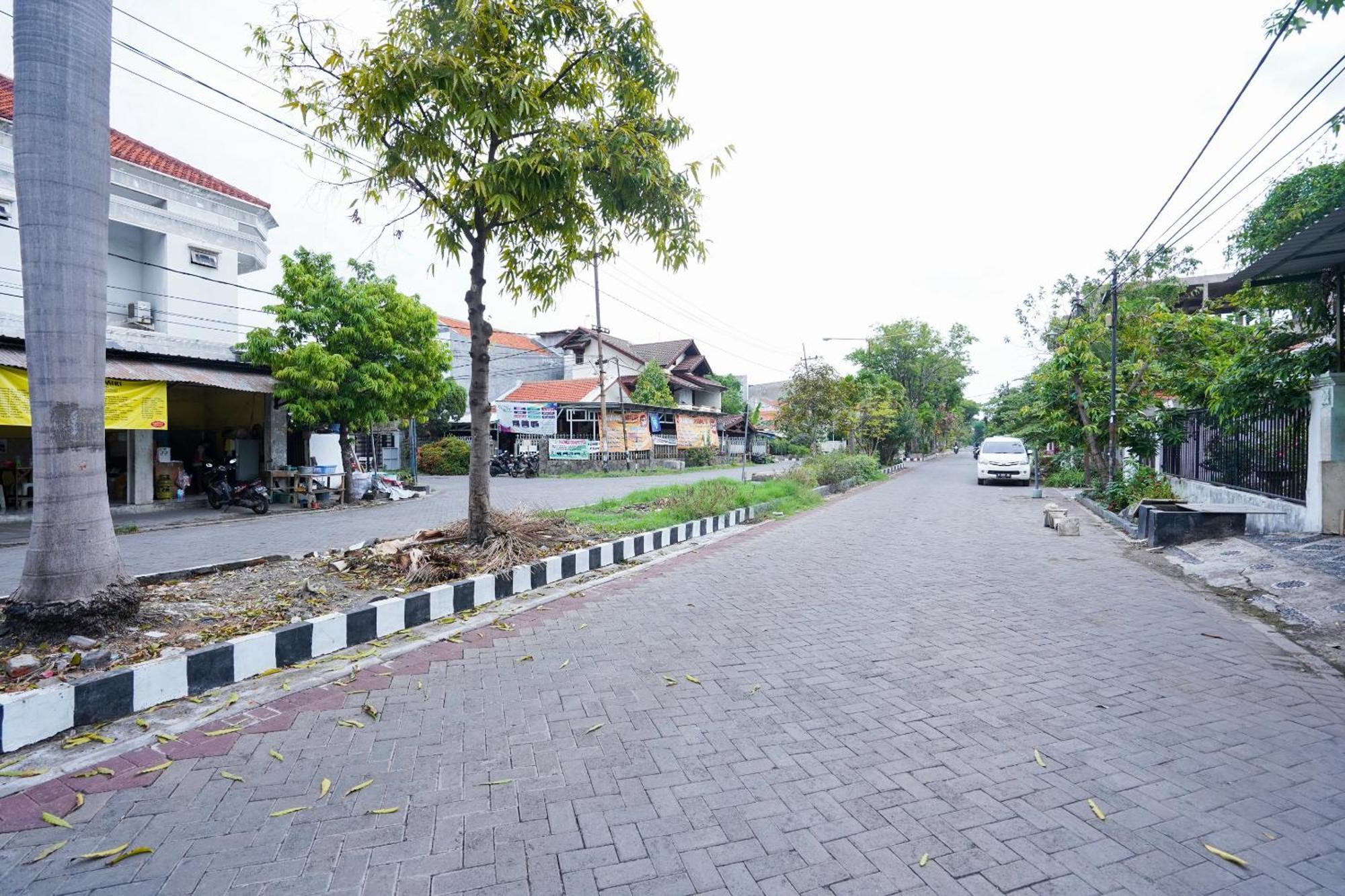 OYO Life 2309 Kost Si Mbok Vivi Hotell Surabaya Eksteriør bilde