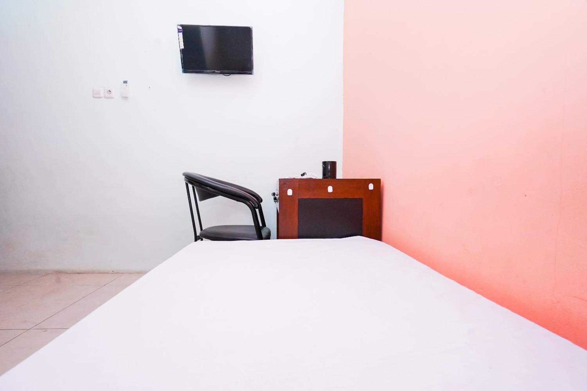 OYO Life 2309 Kost Si Mbok Vivi Hotell Surabaya Eksteriør bilde