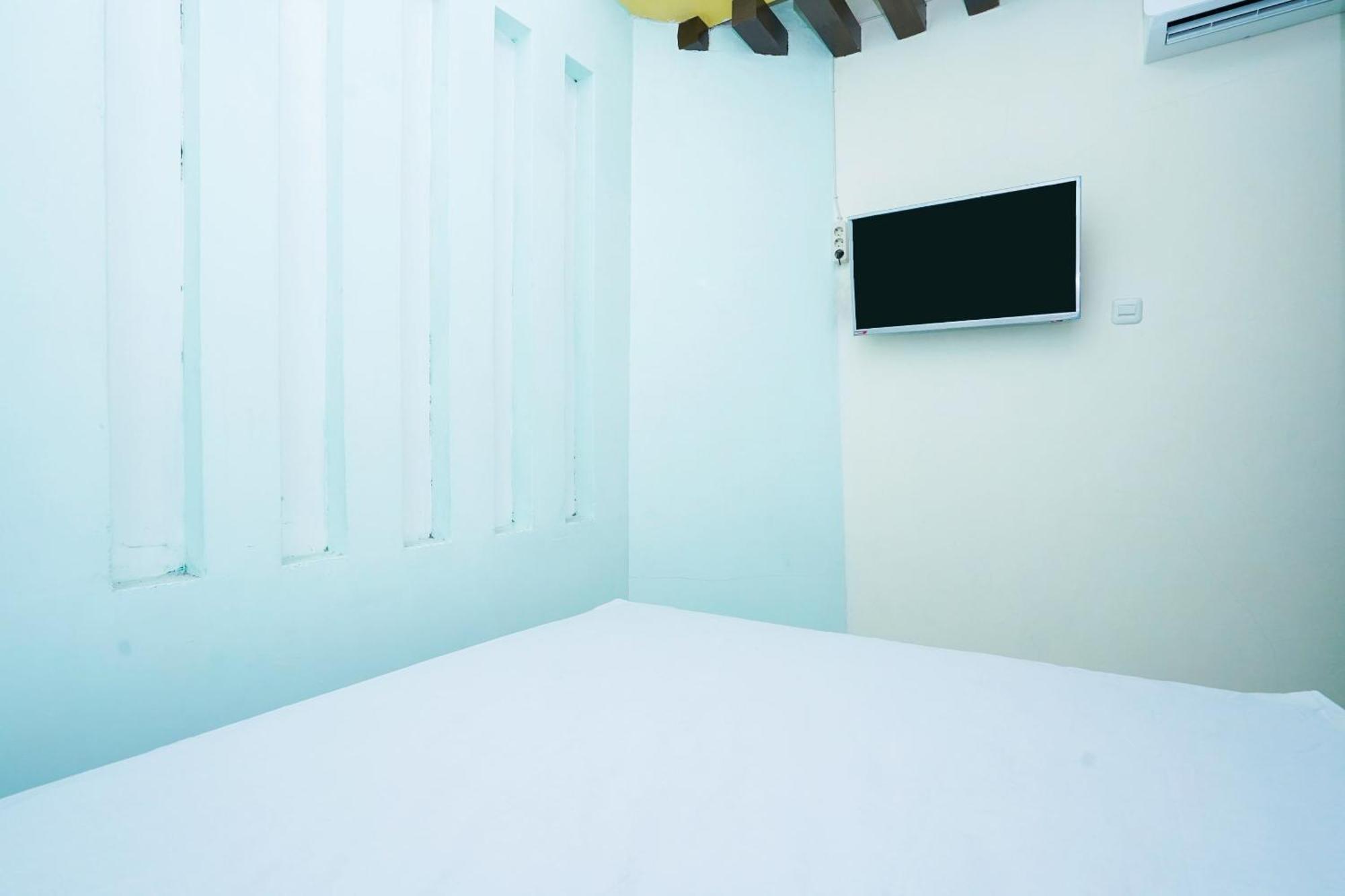 OYO Life 2309 Kost Si Mbok Vivi Hotell Surabaya Eksteriør bilde