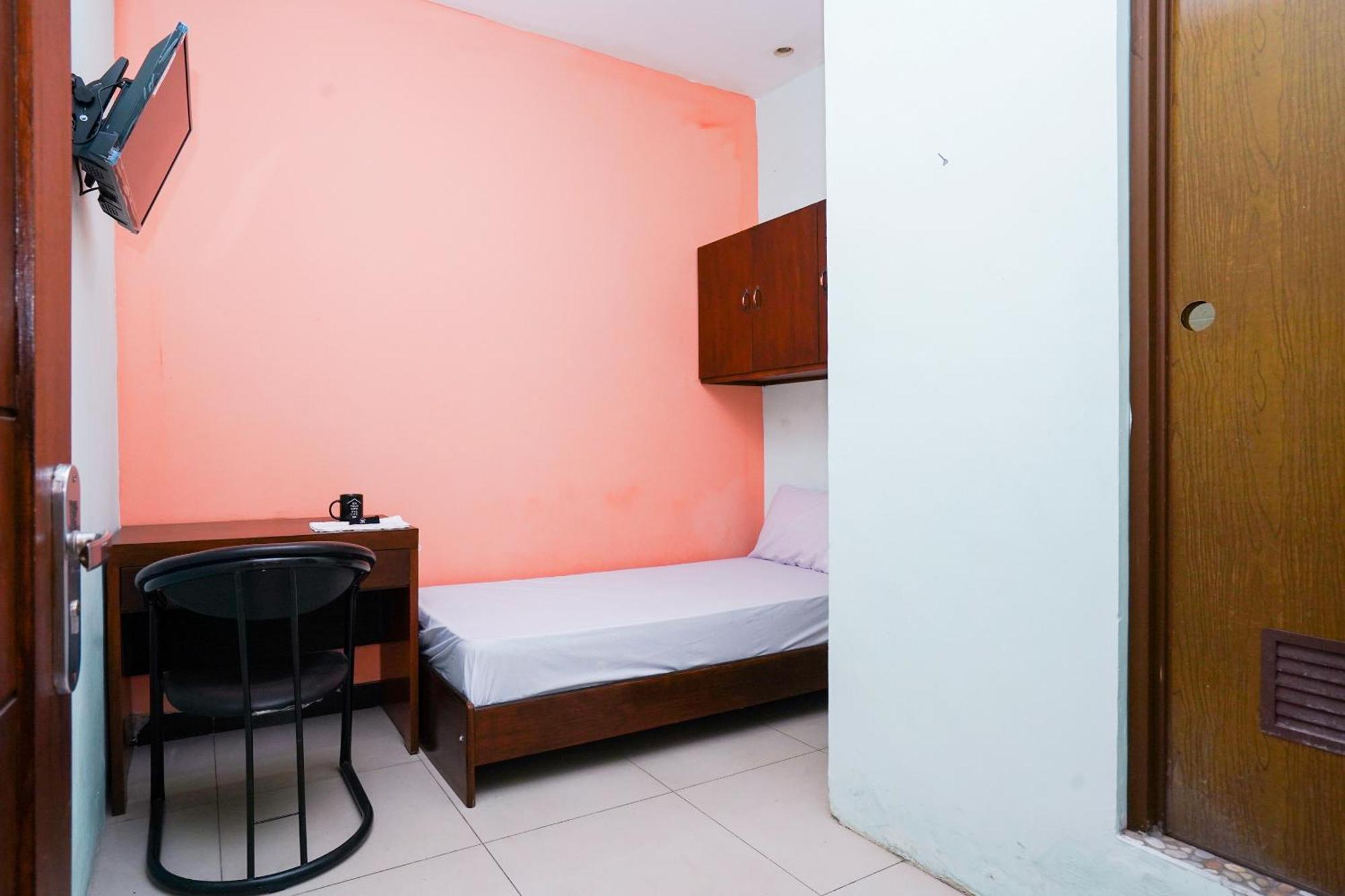 OYO Life 2309 Kost Si Mbok Vivi Hotell Surabaya Eksteriør bilde