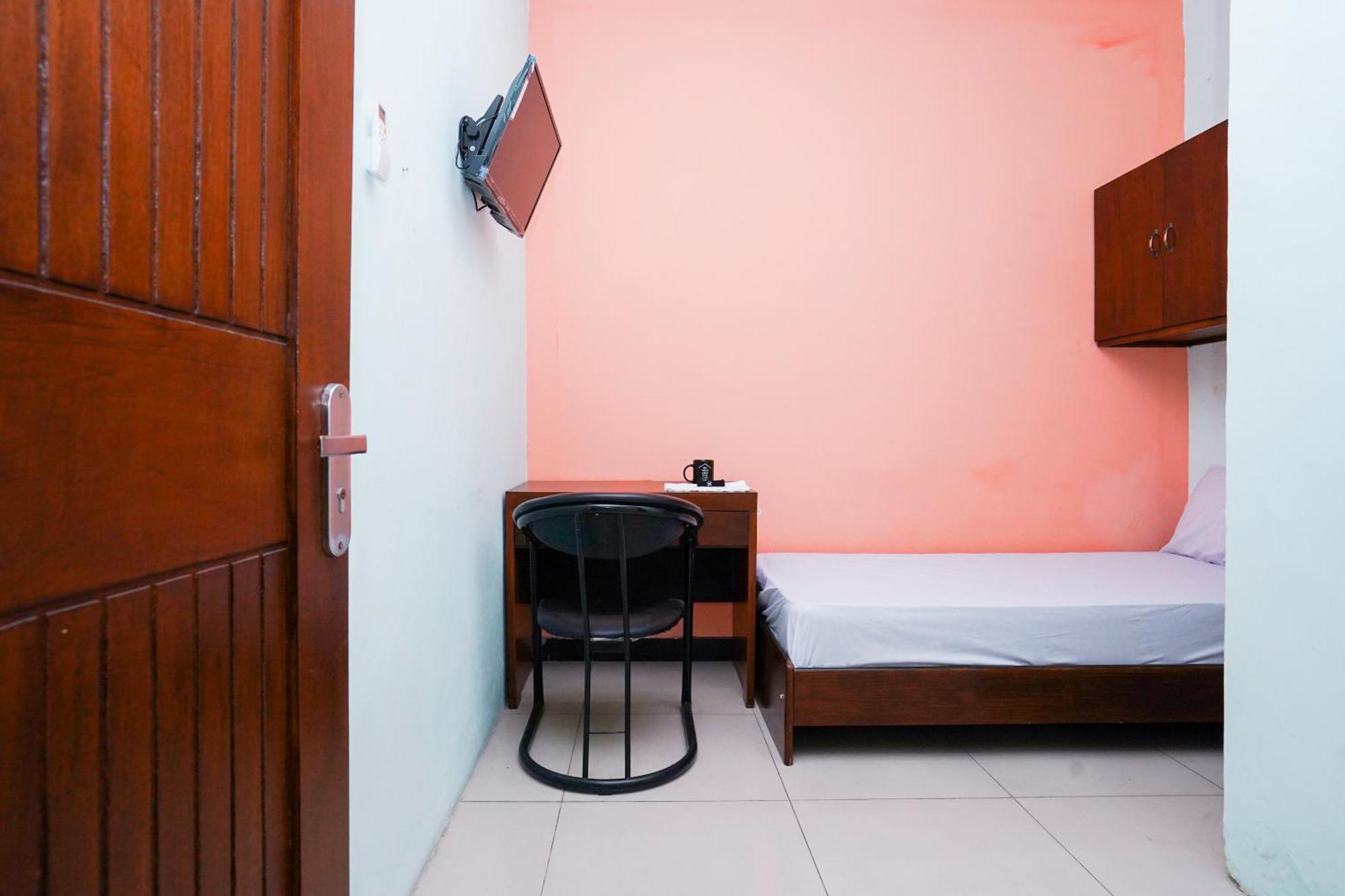 OYO Life 2309 Kost Si Mbok Vivi Hotell Surabaya Eksteriør bilde